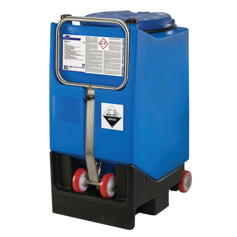 Ein großer blauer Kunststoffbehälter mit Diversey Suma Vario L3.8 Geschirrreiniger mit Bleiche ohne Chlorgeruch von Diversey Deutschland GmbH & Co. OHG, konzipiert für mittelhartes bis hartes Wasser, verfügt über Warnhinweise und steht auf einem schwarzen Sockel mit Griff und Rädern.