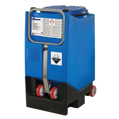 Um grande recipiente de plástico azul com Detergente para Louça Diversey Suma Vario L3.8 com lixívia sem cheiro de cloro da Diversey Deutschland GmbH & Co. OHG, concebido para água de dureza média a dura, possui avisos de segurança e está sobre uma base preta com alça e rodas.