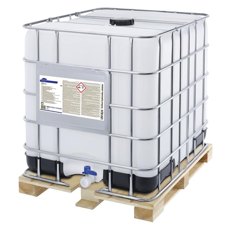 O Suma Tera L56 IBC (950 l) da Diversey Deutschland GmbH & Co. OHG é um grande recipiente de plástico branco em uma gaiola de metal sobre um palete, ideal para cozinhas industriais e armazenamento de detergente concentrado para água dura. Inclui bico azul e tampa preta.