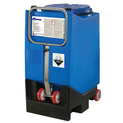 O Diversey Suma Tera L56 da Diversey Deutschland GmbH & Co. OHG é um recipiente químico azul com rodas, uma alça de metal, fundo preto, avisos de conteúdo corrosivo e informações de segurança, além de uma tampa de rosca.