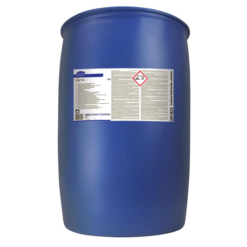 Um grande barril de plástico azul com a inscrição "Diversey Suma Tera L56, Detergente de Loiça de Alta Concentração para Água Dura" da Diversey Deutschland GmbH & Co. OHG está em pé e apresenta símbolos de perigo e texto num rótulo branco sobre fundo branco.