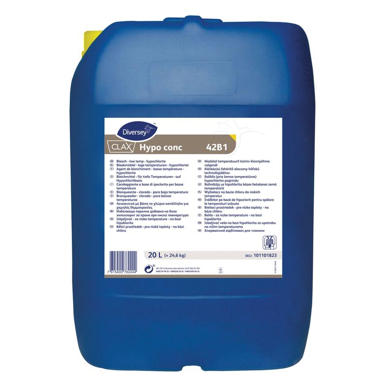 Um recipiente azul de 20 litros Clax Hypo conc 42B1 da Diversey Deutschland, um alvejante líquido à base de hipoclorito de sódio, com um grande rótulo branco multilíngue e uma tampa amarela. Ideal para lavanderias comerciais.