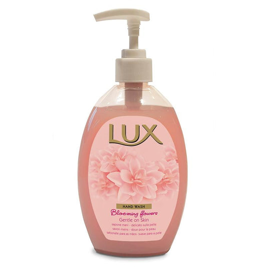 Eine durchsichtige Plastikflasche von LUX Pro Formular Hand-Wash Seife von Diversey Deutschland GmbH & Co. OHG, mit rosafarbener Flüssigkeit, weißer Pumpe, floraler Grafik und der Aufschrift "Blooming Flowers Gentle on Skin" - hautfreundlich mit angenehmem Duft.