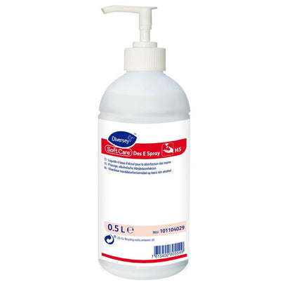 Uma garrafa de plástico branca de 0,5 litros de Soft Care Des E Spray H5 da Diversey Deutschland GmbH & Co. OHG, com dispensador de bomba e rótulo multilíngue - ideal para desinfecção eficaz das mãos em movimento em formato spray prático.