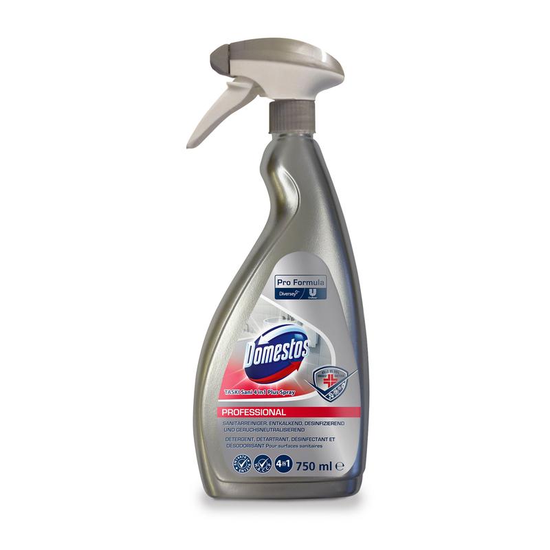 Eine silberne 750-ml-Sprühflasche des DOMESTOS Professional 4in1 Sanitärreinigers der Diversey Deutschland GmbH & Co. OHG steht aufrecht auf einem weißen Hintergrund. Das Etikett zeigt blaue, rote und silberne Produktangaben und Branding.