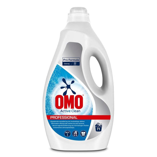 Uma garrafa branca de 5 L de detergente líquido para roupa Omo Professional Active Clean, da Diversey Deutschland GmbH & Co. OHG, apresenta um rótulo azul com as menções «Pro Formula», «Remoção eficaz de manchas» e informações em várias línguas; suficiente para 71 ciclos de lavagem.
