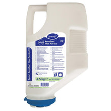 Um cartucho de 4,5 kg de Suma Revoflow Max P-Eco P2 da Diversey Deutschland GmbH & Co. OHG, um detergente ecológico e sem cloro para água macia a média; feito de plástico branco com etiqueta e tampa azuis, além de alça.