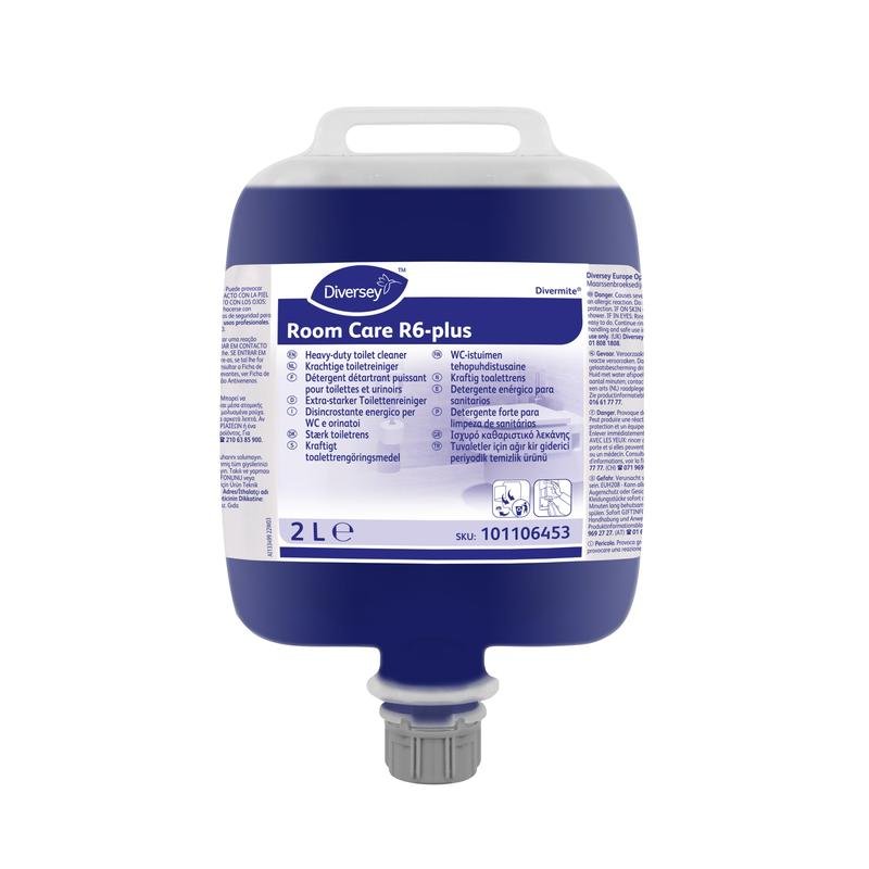 Um saco de 2 litros de Diversey Room Care R6 plus Concentrado de Limpador de Sanitários de Alto Desempenho da Diversey Deutschland GmbH & Co. OHG, com informações multilíngues e bico integrado para limpeza eficaz.