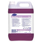 Um recipiente de 5 litros de Good Sense Floral da Diversey Deutschland GmbH & Co. OHG, um limpador multiuso altamente perfumado com tecnologia O.N.T., é um recipiente de 5 litros da Diversey Deutschland GmbH OHG com informações do produto e instruções de uso em um rótulo branco e lilás.