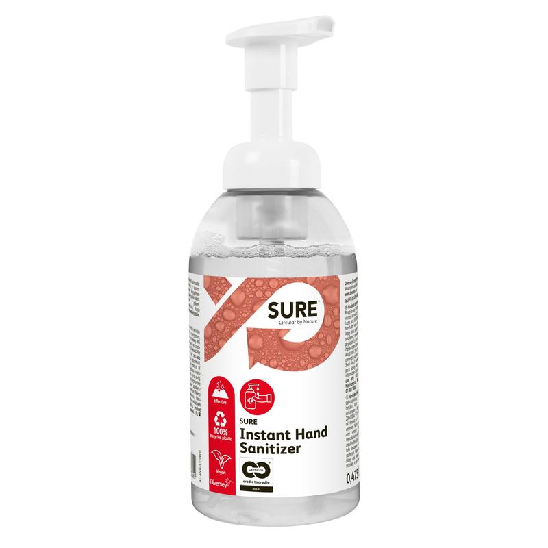 Um frasco de bomba transparente com a inscrição "SURE Instant Hand Sanitizer, desinfetante de mãos" da Diversey Deutschland possui uma marca em vermelho e branco, símbolos para embalagens recicláveis e destaca os ingredientes 100% vegetais para um controle eficaz de germes.