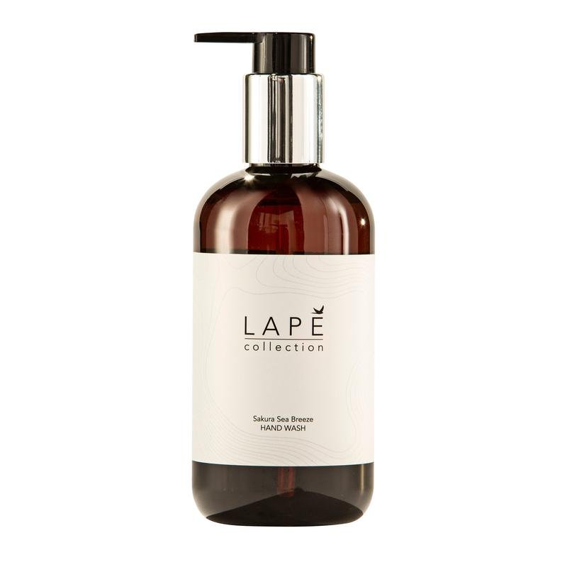 Um frasco de bomba de plástico marrom da Diversey Deutschland GmbH & Co. OHG, com a inscrição "LAPE Earth Collection Sakura Sea Breeze Hand Wash" - uma loção de lavagem de mãos ecocertificada com um delicado perfume de flor de cerejeira e brisa do mar, 300 ml.