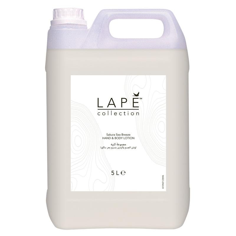 O recipiente de 5 litros da LAPE Earth Collection Sakura Sea Breeze Hand & Body Lotion da Diversey Deutschland tem um aroma floral e fresco, uma alça, uma tampa de rosca e um rótulo branco com texto preto e motivos de linhas abstratas.