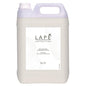 O recipiente de 5 litros da LAPE Earth Collection Sakura Sea Breeze Hand & Body Lotion da Diversey Deutschland tem um aroma floral e fresco, uma alça, uma tampa de rosca e um rótulo branco com texto preto e motivos de linhas abstratas.