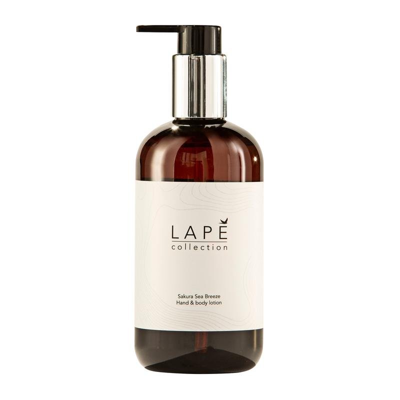 A LAPE Earth Collection Sakura Sea Breeze Hand & Body Lotion (300 ml) da Diversey Deutschland GmbH & Co. OHG possui um frasco de bomba marrom minimalista com um elegante dispensador prateado e preto e oferece uma fragrância floral fresca para o cuidado diário.
