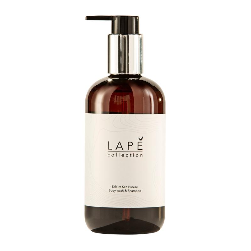 Uma garrafa de bomba de plástico marrom com a inscrição "LAPE Earth Collection Sakura Sea Breeze Body Wash & Shampoo" da Diversey Deutschland (300 ml) oferece um gel de banho e shampoo ecológico certificado com fragrância de flor de cerejeira e brisa do mar em um só.