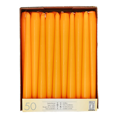 Uma caixa com 50 velas Starpak (Ø 2,2 cm, 25 cm), dispostas verticalmente em filas vistas de cima. As velas laranja bem embaladas têm uma etiqueta com informações do produto no fundo da caixa.