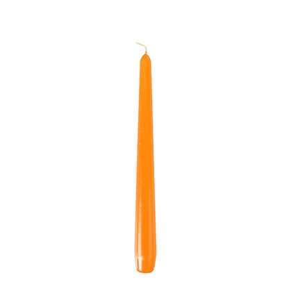 Uma única vela Starpak laranja (Ø 2,2 cm, 25 cm) com ponta afiada e pavio visível está ereta em frente a um fundo branco simples.