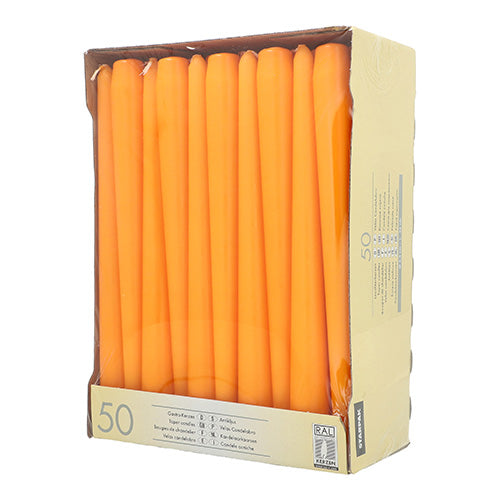 Uma caixa de papelão com 50 velas Starpak (Ø 2,2 cm, 25 cm), visíveis através de uma janela de plástico frontal. A embalagem tem informações do produto na frente e na lateral, correspondendo ao estilo da nossa coleção de velas brancas.