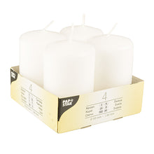 Um pacote com quatro velas Starpak "Ivory" de pilar (Ø 50 mm, 80 mm, topo plano) feitas de cera de alta qualidade, dispostas em um suporte de papelão com informações do produto e o logotipo Starpak no rótulo.