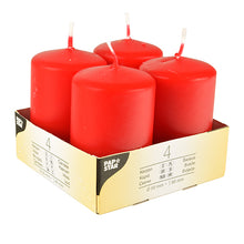 As velas Starpak 4 de pilar Ø 50 mm · 80 mm "Ivory" com topo plano estão dispostas em uma bandeja de papelão leve, com informações do produto na lateral em vários idiomas, cada vela possui um pavio branco.