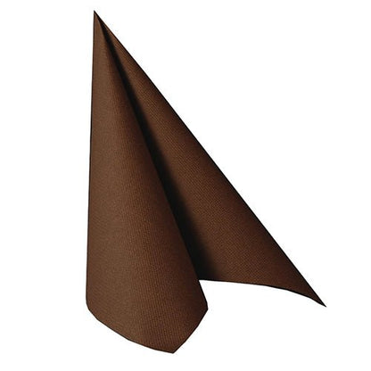 Um único guardanapo marrom PAPSTAR 20 guardanapos "ROYAL Collection" 1/4-Fold 40x40 cm da PAPSTAR GmbH está dobrado verticalmente em uma forma cônica triangular em um fundo branco simples.
