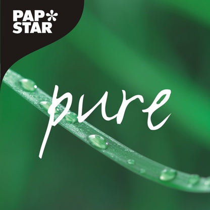 Uma imagem em close mostra uma lâmina de grama verde com gotas de água e "pure" em letras brancas. No canto superior esquerdo, o logotipo PAPSTAR em preto anuncia o cartão de fibra nova ecológico de PAPSTAR 250 pratos, papelão "pure" quadrado branco da PAPSTAR GmbH.