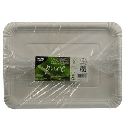 Uma pilha com 250 pratos "pure" retangulares brancos PAPSTAR feitos de cartão de fibra virgem, embalados de forma ecológica em plástico, com etiqueta verde contendo informações do produto e logotipos de certificação da PAPSTAR GmbH.
