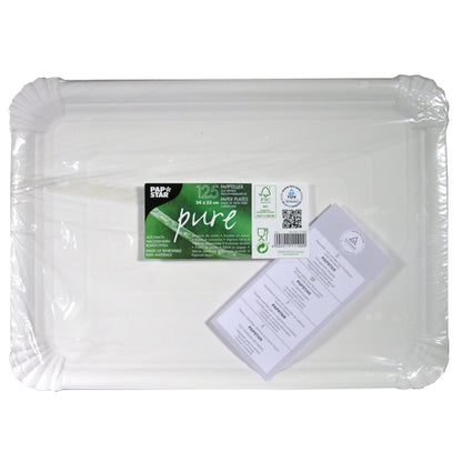 Uma pilha de 125 pratos retangulares brancos PAPSTAR 24x33 cm papelão "pure" da PAPSTAR GmbH está embalada em plástico e possui informações ambientais e de reciclagem que indicam a louça descartável sustentável.
