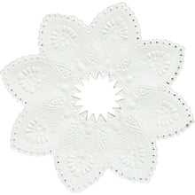 As mangas para velas, brancas, 5x100 mm da Duni GmbH (embalagem com 100 unidades), são ideais como acessórios elegantes para velas ou para a embalagem de velas e embelezam com estilo qualquer decoração de mesa.