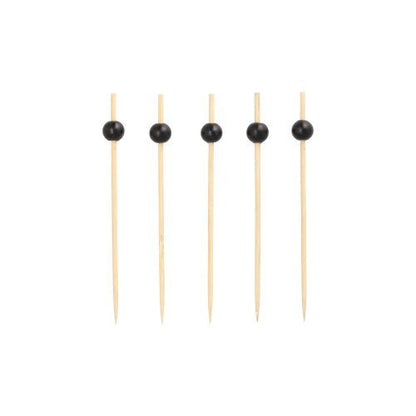 Cinco PAPSTAR 250 palitos de finger food da PAPSTAR GmbH, espetos de madeira ecológicos com pérolas pretas na parte superior, estão dispostos verticalmente em uma fila sobre um fundo branco simples.