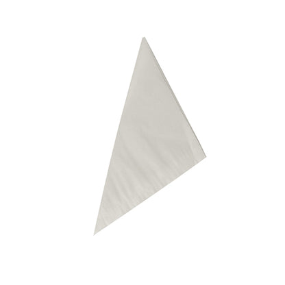 Um PAPSTAR 1000 cones de papel branco, triangular, substituto de pergaminho à prova de gordura da PAPSTAR GmbH, frequentemente usado em embalagens gastronômicas, está em um fundo branco.