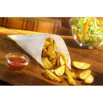 Um PAPSTAR 1000 cones de papel, substituto de pergaminho, saco de papel à prova de gordura da PAPSTAR GmbH, cheio de batatas fritas temperadas, está em uma superfície de madeira ao lado de molho vermelho e uma salada verde com fatias de laranja ao fundo.