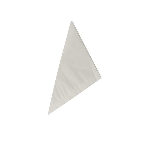 Um único guardanapo triangular branco - como os PAPSTAR 1000 cones, celulose branca da PAPSTAR GmbH - é dobrado diagonalmente e apresentado sobre um fundo branco, perfeito como um acessório elegante para gastronomia.
