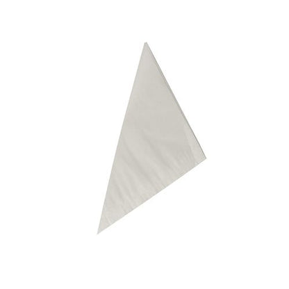 Um único guardanapo triangular branco - como os PAPSTAR 1000 cones, celulose branca da PAPSTAR GmbH - é dobrado diagonalmente e apresentado sobre um fundo branco, perfeito como um acessório elegante para gastronomia.