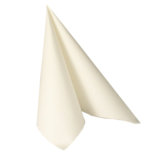 Um único guardanapo creme PAPSTAR 50 "ROYAL Collection" 1/4-dobrado (48 x 48 cm) da PAPSTAR GmbH está dobrado em forma triangular diante de um fundo branco simples.