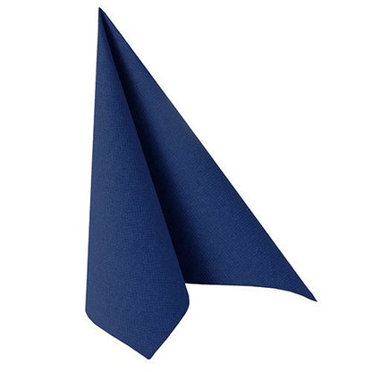 O guardanapo PAPSTAR 50 guardanapos "ROYAL Collection" 1/4-dobra 40 x 40 cm azul escuro da PAPSTAR GmbH está dobrado verticalmente em forma de triângulo e está sobre um fundo branco.