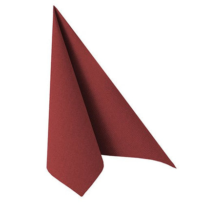 Um único guardanapo PAPSTAR 50 guardanapos "ROYAL Collection" (1/4-Dobra, 40 x 40 cm, bordô) da PAPSTAR GmbH está em pé, dobrado em forma de triângulo tipo tenda em um fundo branco simples.
