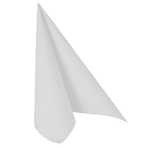 Um único guardanapo branco PAPSTAR GmbH 50 guardanapos "ROYAL Collection" 1/4-dobra (40 x 40 cm) está dobrado em pé em uma forma triangular simples sobre um fundo branco simples, conferindo elegância a qualquer mesa posta.