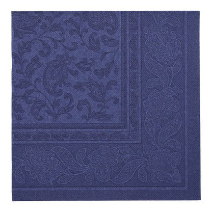 Um PAPSTAR 50 guardanapos "ROYAL Collection" 1/4-dobra 40 x 40 cm em azul escuro da PAPSTAR GmbH, com uma borda estampada de flores e paisley, é apresentado plano diante de um fundo uniforme.