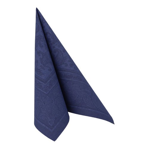 O guardanapo PAPSTAR 50 guardanapos "ROYAL Collection" 1/4-dobra 40 x 40 cm azul escuro da PAPSTAR GmbH está dobrado em um triângulo em pé e exibe seu padrão de decoração discreto.