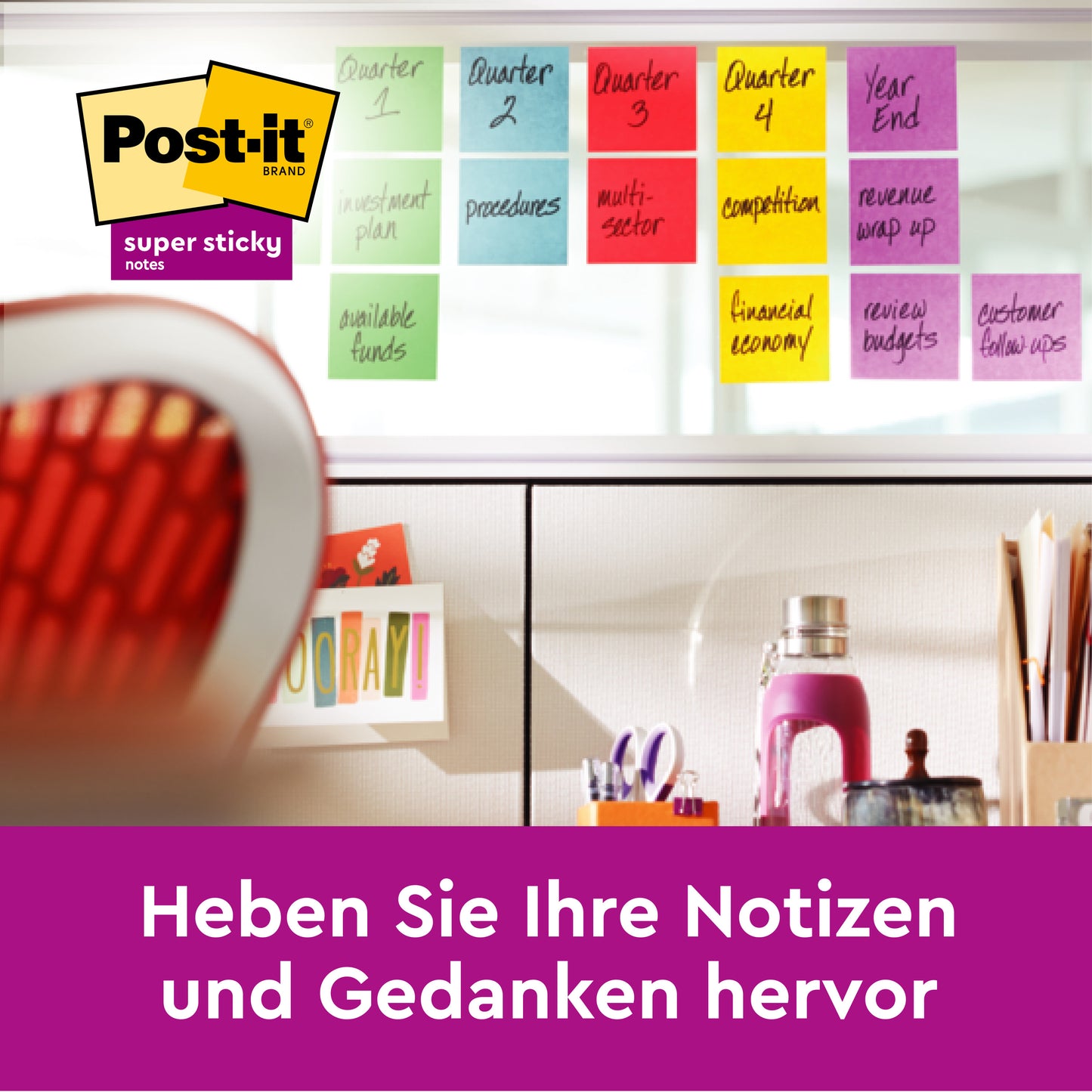 Um conjunto de Post-it® Super Sticky Notes 654-6SS-PPNK em rosa (76x76 mm, 90 folhas/bloco, 6 blocos) de papel 100% certificado PEFC da 3M Deutschland GmbH está preso à janela com lembretes manuscritos. Destaque os seus pensamentos!.