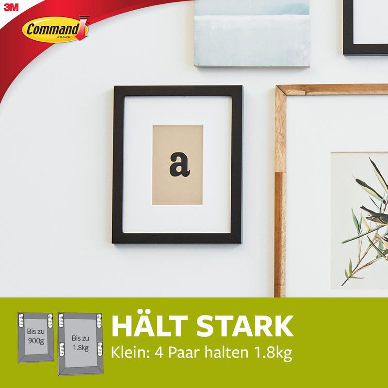 Três quadros emoldurados penduram sobre uma faixa verde, na qual estão ilustradas as Pequenas Tiras Command™ para Montagem de Quadros S 17202 da 3M Deutschland GmbH, que fixam decorações sem furar. No canto superior esquerdo, é visível o logotipo da 3M.