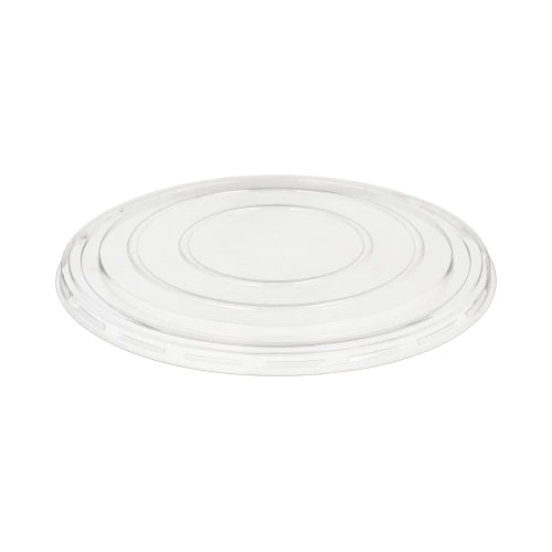 Em fundo branco está representada uma tampa Starpak 50 clara e redonda para tigelas de salada em R-PET (Ø 18 cm, 1,5 cm). O centro plano e as bordas elevadas garantem um armazenamento seguro do seu recipiente. Inclui película retrátil (50 unidades).