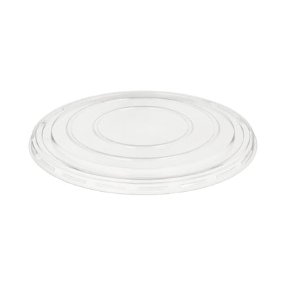 Em fundo branco está representada uma tampa Starpak 50 clara e redonda para tigelas de salada em R-PET (Ø 18 cm, 1,5 cm). O centro plano e as bordas elevadas garantem um armazenamento seguro do seu recipiente. Inclui película retrátil (50 unidades).