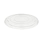 Em fundo branco está representada uma tampa Starpak 50 clara e redonda para tigelas de salada em R-PET (Ø 18 cm, 1,5 cm). O centro plano e as bordas elevadas garantem um armazenamento seguro do seu recipiente. Inclui película retrátil (50 unidades).