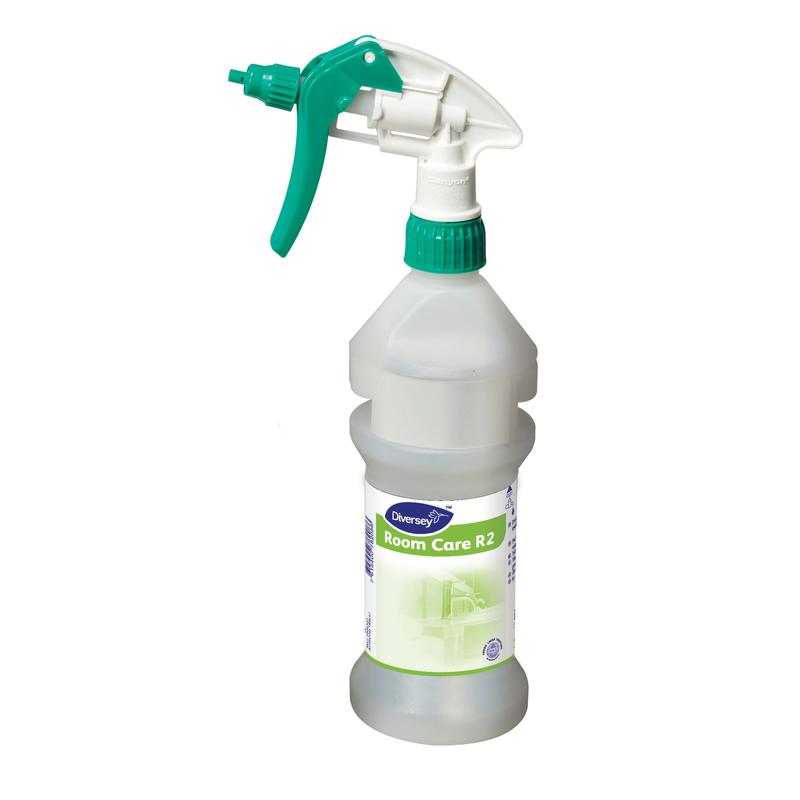 A garrafa de spray Room Care R2 Plus vazia da Diversey Deutschland GmbH & Co. OHG é uma garrafa de spray de plástico transparente com um bico de spray verde e branco e a inscrição "Limpeza doméstica" - perfeita para uma limpeza de espaço conveniente e eficaz.