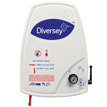 A estação de dosagem J2000 completa da Diversey Deutschland GmbH & Co. OHG é um dispositivo de pulverização de mistura para dois produtos com instruções multilíngues, botão de operação, indicador de temperatura, alavanca e bico vermelho para dosagem precisa.