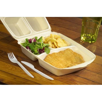 Uma caixa de menu Starpak 50 com tampa dobrável, XPS bege laminado, contém um schnitzel empanado, batatas fritas e salada verde. Ao lado estão um garfo de plástico e uma faca; ao fundo, uma bebida amarelo-esverdeada em um copo.