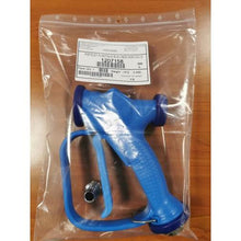 A pistola de pulverização J2000 com acoplamento da Diversey Deutschland GmbH & Co. OHG está selada em azul no saco transparente com etiqueta branca e código de barras, ideal para aplicações profissionais, 1 peça por embalagem.