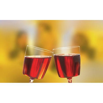 Dois copos Starpak 10 com vinho tinto, PS 0,2 l copos de vinho tinto estão inclinados em um brinde diante de um fundo suave amarelo e laranja.